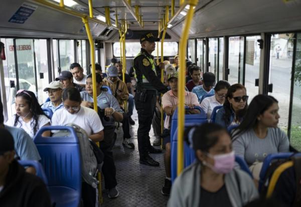Un policier à bord d'un bus dans le district populaire de San Juan de Lurigancho, le 8 avril 2026 à Lima