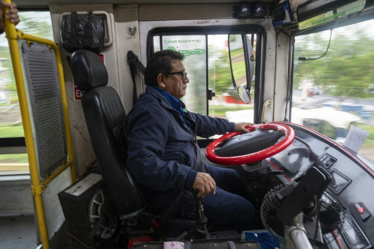 Zacarias Lopez Bujaico conduit un bus de la compagnie Santa Catalina dans le district populaire de San Juan de Lurigancho, le 8 avril 2026 à Lima 