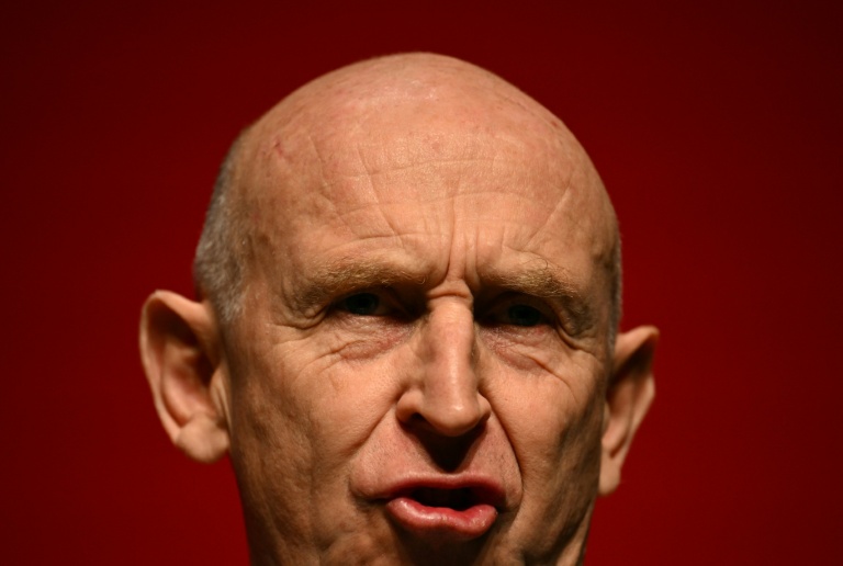 Le ministre des Finances , John Healey, prononce un discours lors de la deuxième journée du congrès annuel du Parti travailliste à Liverpool, dans le nord-ouest de l'Angleterre, le 28 septembre 2026