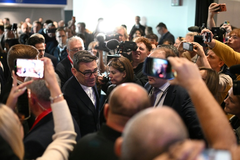 Le Premier ministre britannique Andy Burnham se fraie un chemin à travers la foule lors de la deuxième journée du congrès annuel du Parti travailliste à Liverpool, dans le nord-ouest de l'Angleterre, le 28 septembre 2026