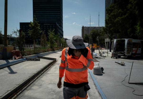Un ouvrier dans le quartier Part-Dieu à Lyon, alors que la température a atteint 38 degrès, le 30 juin 2025