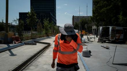 Un ouvrier dans le quartier Part-Dieu à Lyon, alors que la température a atteint 38 degrès, le 30 juin 2025