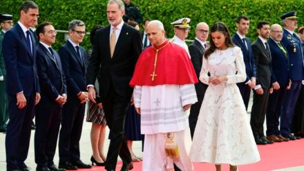 Le pape Léon XIV (C) accueilli à l'aéroport par le roi d'Espagne Felipe VI (G) et la reine Letizia, le 6 juin 2026 à Madrid
