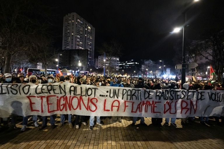 Des manifestants de gauche protestent contre le RN et son candidat à la mairie de Marseille, Franck Allisio, à Marseille, le 16 janvier 2026