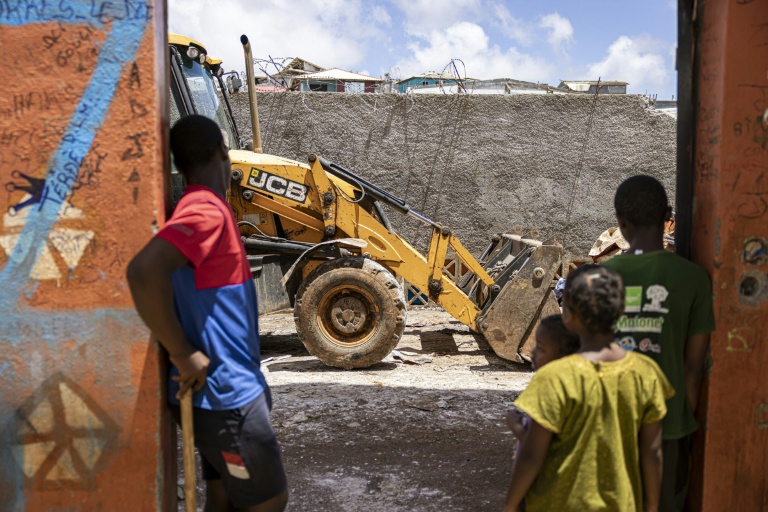 Déblaiement de débris après le cyclone Chido, à Vahibe, sur l'archipel français de Mayotte, le 24 décembre 2024