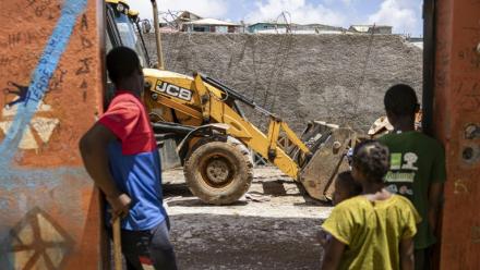 Déblaiement de débris après le cyclone Chido, à Vahibe, sur l'archipel français de Mayotte, le 24 décembre 2024