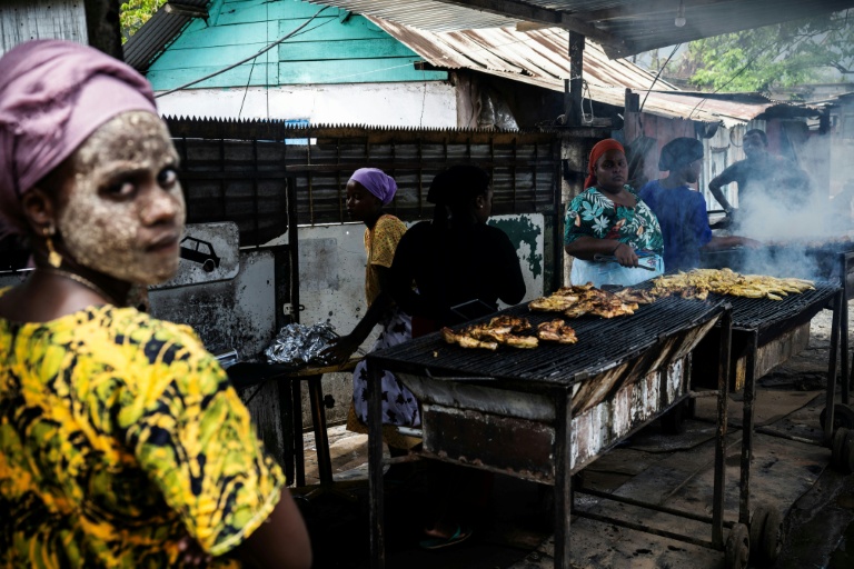 Un stand de vente de poulet grillé dans une rue de Chiconi, à Mayotte, le 1er janvier 2025