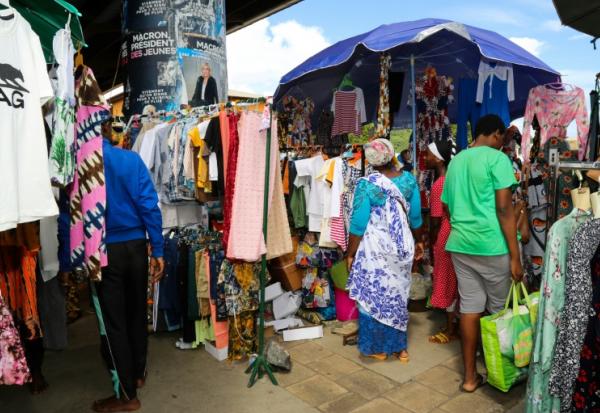 Des clients au marché couvert de Mamoudzou à Mayotte, le 1er mai 2022