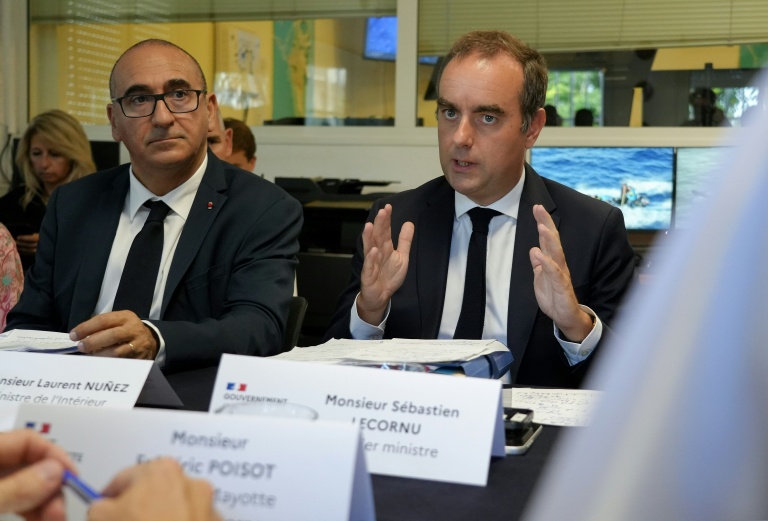 Le Premier ministre Sébastien Lecornu (d) et le ministre de l'Intérieur Laurent Nuñez, à Dzaoudzi, sur l'île de Mayotte, le 26 août 2026