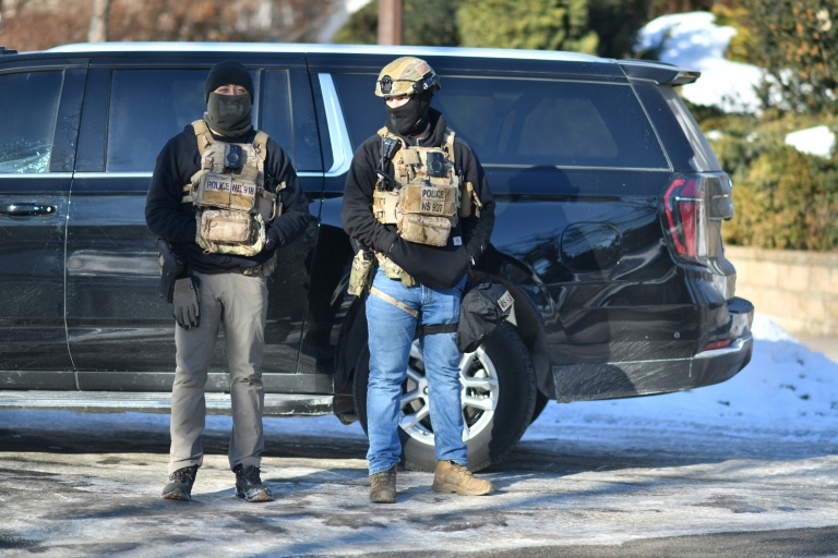 Des agents masqués lors d'une opération de la police de l'immigration (ICE) à St Paul, près de Minneapolis, le 31 janvier 2026 dans le Minnesota