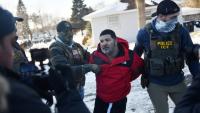 Des policiers fédéraux lors d'une arrestation à St Paul, dans le Minnesota, le 27 janvier 2026