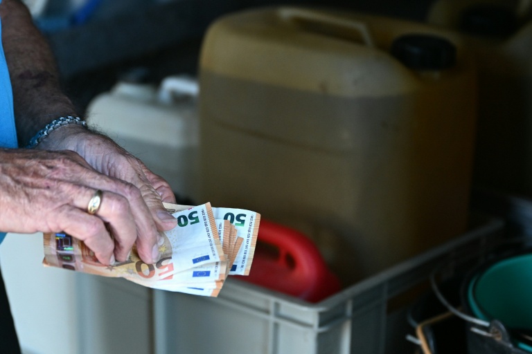 Un conducteur paye en cash dans une station service au Pas-de-la-Case, en Andorre, le 15 septembre 2026