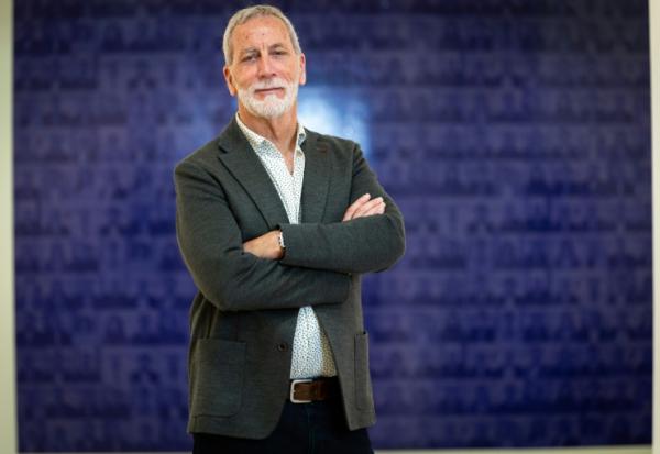 Didier Lallemand, candidat UDR aux municipales à Montauban, pose le 5 mars 2026 dans son local de campagne à Montauban