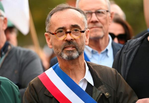 Le maire d'extrême droite de Béziers (Hérault) Robert Ménard participe à un rassemblement de viticulteurs en colère dans la ville qu'il administre, le 15 novembre 2025
