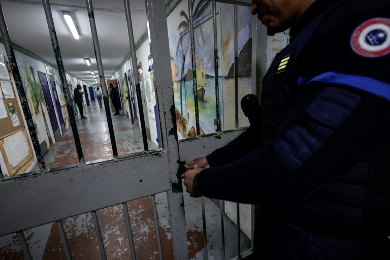 Un gardien ouvre une porte du centre pénitentiaire de Nanterre, le 15 janvier 2026 dans les Hauts-de-Seine