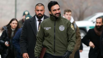 Le maire de New York Zohran Mamdani arrive à une conférence de presse à New York, le 24 janvier 2026