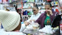Une personne achète un sachet de trois oeufs dans un magasin du quartier du Bronx, à New York, le 27 février 2025