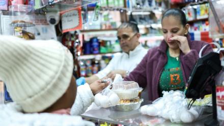 Une personne achète un sachet de trois oeufs dans un magasin du quartier du Bronx, à New York, le 27 février 2025