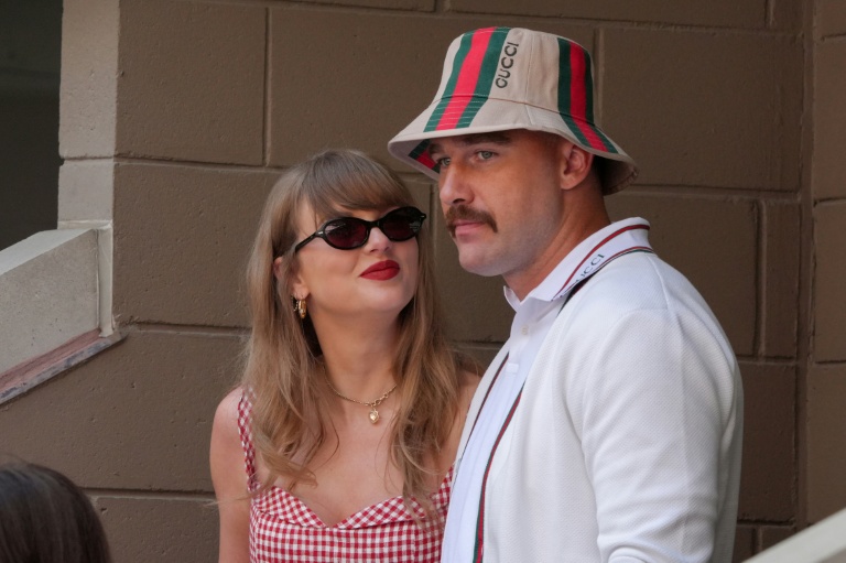 La chanteuse américaine Taylor Swift et son fiancé, le footballeur américain Travis Kelce, assistent à la finale masculine de l'US Open,  le 8 septembre 2024 à New York