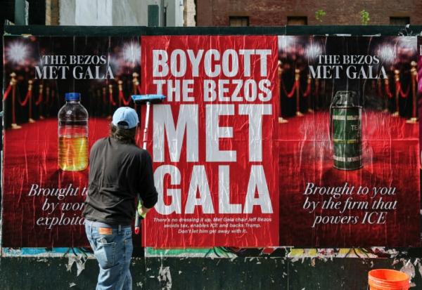 Les affiches d'une campagne sauvage appelant à boycotter le Met Gala de Bezos, le 15 avril 2026 à New York
