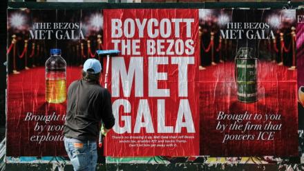 Les affiches d'une campagne sauvage appelant à boycotter le Met Gala de Bezos, le 15 avril 2026 à New York