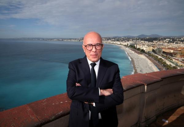 Le député niçois Éric Ciotti, président de l'UDR et candidat à l'élection municipale de mars à Nice, pose avec ses colistiers, le 22 février 2026 à Nice