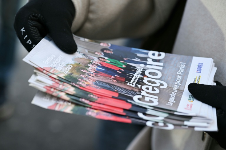 Des tracts pour le candidat de la gauche unie pour les municipales à Paris, Emmanuel Grégoire, le 11 janvier 2026 à Paris