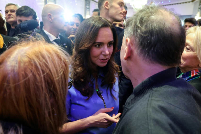 Sarah Knafo discute avec un militant le soir de son lancement de campagne à Paris, le 12 janvier 2026