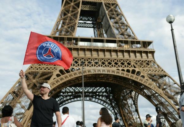 Un supporter du PSG devant la tour Eiffel, le 31 mai 2026 à Paris