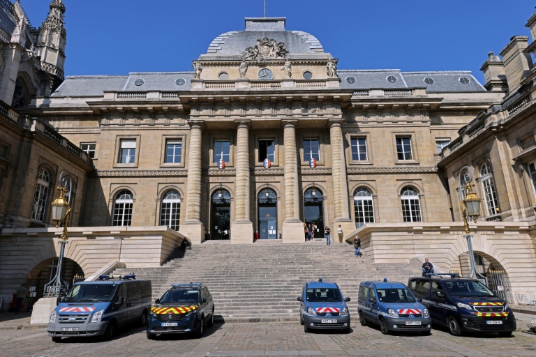 Le procès de l'ex-rebelle congolais Roger Lumbala s'ouvre mercredi à Paris, une audience historique sur les atrocités commises dans l'est de la République démocratique du Congo