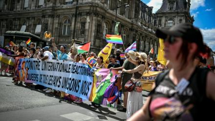 "Contre l'internationale réactionnaire. Queers de tous pays, unissons-nous", clame une banderole lors de la Marche des fiertés 2025 à Paris, le 28 juin 2025