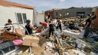 Des personnes aident au nettoyage des décombres après le passage d'une tornade à Pomas, dans l'Aude, le 25 août 2026