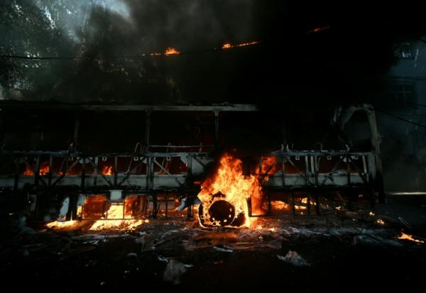 Un bus incendié vraisemblablement par des trafiquants de drogue, lors d'une opération de police à Rio de Janeiro, le 18 mars 2026 au Brésil