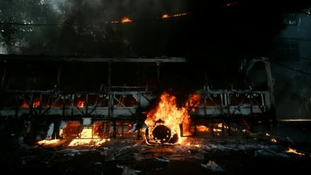Un bus incendié vraisemblablement par des trafiquants de drogue, lors d'une opération de police à Rio de Janeiro, le 18 mars 2026 au Brésil