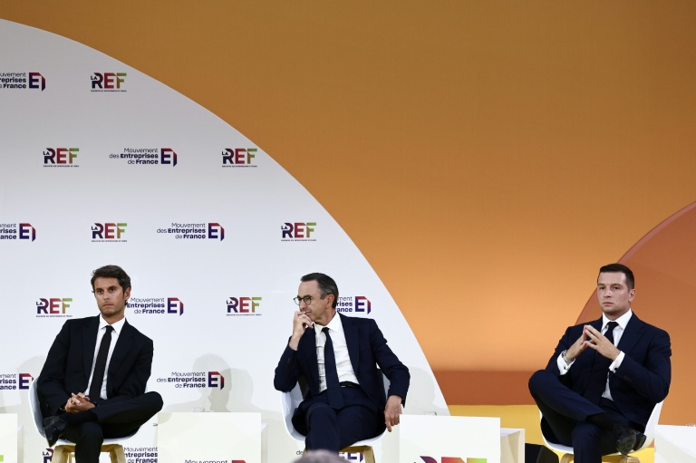 (De gauche à droite) Le secrétaire général du parti, Gabriel Attal, le ministre français de l'Intérieur, Bruno Retailleau, et le président du parti Rassemblement National (RN), Jordan Bardella, participent à la table ronde de clôture de la réunion des entrepreneurs français La REF 2025, qui s'est tenue au stade Roland-Garros à Paris le 28 août 2025