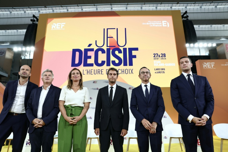 De gauche à droite : Manuel Bompard, coordinateur du parti La France Insoumise (LFI) ; Fabien Roussel, secrétaire national du Parti communiste français (PCF) ; Marine Tondelier, secrétaire nationale du parti Les Écologistes ; Gabriel Attal, secrétaire général du parti Renaissance; le ministre français de l'Intérieur Bruno Retailleau et le président du parti Rassemblement National (RN) Jordan Bardella participent à la table ronde de clôture de la réunion des entrepreneurs français La REF 2025 au stade Roland-Garros à Paris, le 28 août 2025