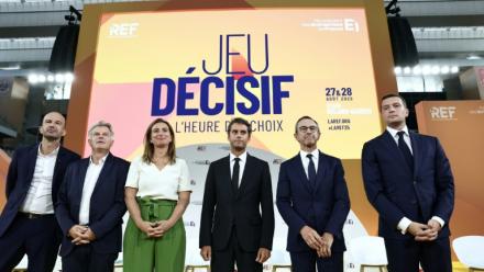 De gauche à droite : Manuel Bompard, coordinateur du parti  La France Insoumise (LFI) ; Fabien Roussel, secrétaire national du Parti communiste français (PCF) ; Marine Tondelier, secrétaire nationale du parti Les Écologistes ; Gabriel Attal, secrétaire général du parti Renaissance; le ministre français de l'Intérieur Bruno Retailleau et le président du parti Rassemblement National (RN) Jordan Bardella participent à la table ronde de clôture de la réunion des entrepreneurs français La REF 2025 au stade Roland-Garros à Paris, le 28 août 2025