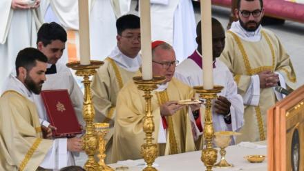 Le cardinal italien et secrétaire d'État du Vatican Pietro Parolin (c) officie lors d'une messe au lendemain des funérailles du pape François, place Saint-Pierre au Vatican, le 27 avril 2025