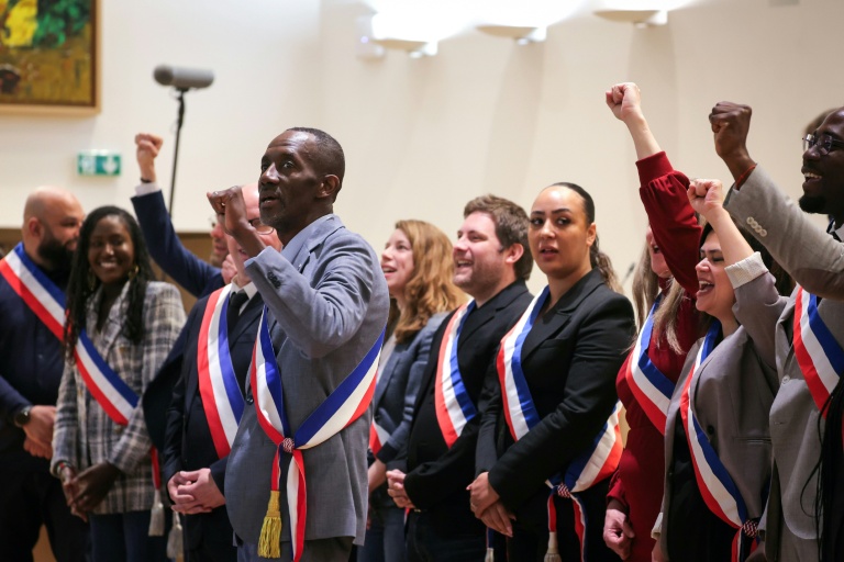 Le nouveau maire de Saint-Denis, Bally Bagayoko (C), chante La Marseillaise avec des membres du conseil municipal , le 4 avril 2026 à Saint-Denis