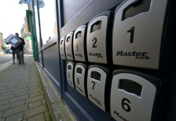 Des boîtes à clés installées à l'extérieur d'une boutique de conciergerie à Saint-Malo, le 3 février 2026 en Ille-et-Vilaine