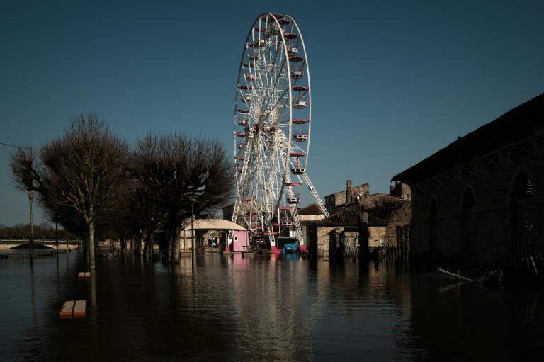 Une grande roue dans un quartier de Saintes partiellement inondé en raison d'une crue de la Charente le 25 février 2026
