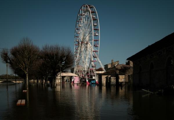 Une grande roue dans un quartier de Saintes partiellement inondé en raison d'une crue de la Charente le 25 février 2026