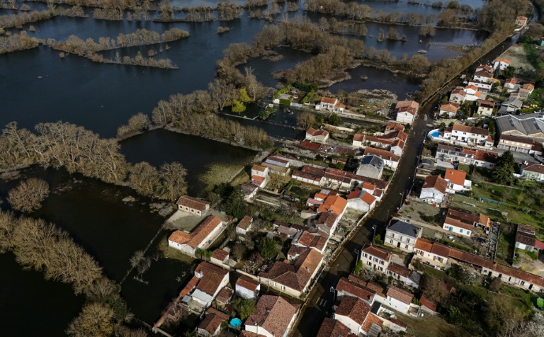 Vue aérienne d'un quartier de Saintes partiellement inondé par la crue de la Charente, le 2 mars 2026