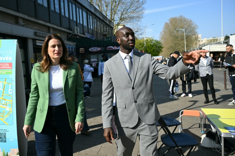 Marine Tondelier (g), secrétaire nationale du parti écologiste, et Bassi Konaté, candidat (sans étiquette) à la mairie de Sarcelles, lors de sa visite à Sarcelles, avant le 2e tour des municipales, le 20 mars 2026 dans le Val-d'Oise
