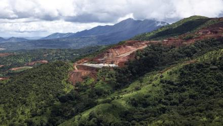 Vue aérienne de la mine de SimFer, dans la chaîne de montagne de Simandou en Guinée, le 2 septembre 2025