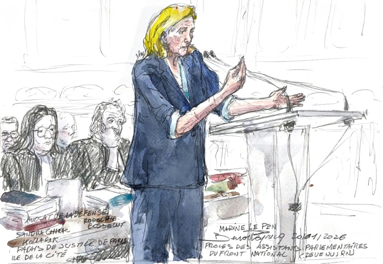 Croquis d'audience, du 20 janvier 2026, montrant Marine Le Pen, présidente du groupe parlementaire du Rassemblement National (RN),  lors de son procès en appel pour détournement de fonds publics européens au palais de justice de Paris