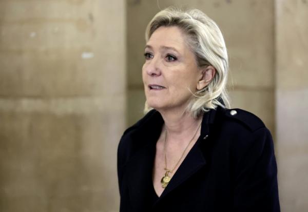 Marine Le Pen, présidente du groupe parlementaire du Rassemblement National (RN), arrive au Palais de Justice de Paris, le 21 janvier 2026, après une pause lors du procès en appel des assistants parlementaires d'eurodéputés de son parti