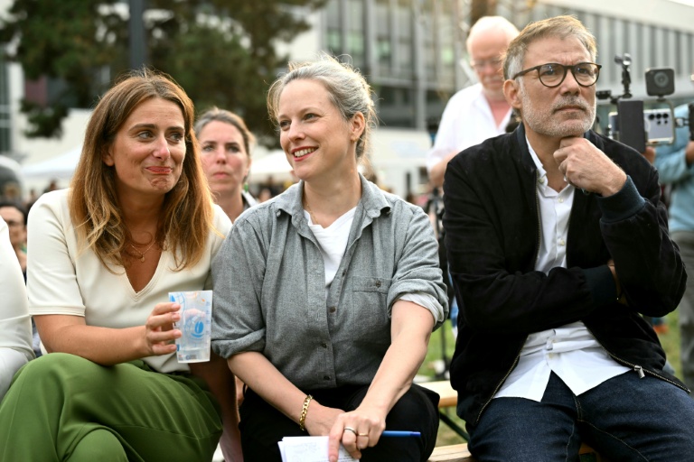 Marine Tondelier, secrétaire nationale des Ecologistes (G), Lucie Castets l'ex-candidate du Nouveau Front populaire pour Matignon (C) et le Premier secrétaire du PS Olivier Faure (D) , aux universités d'été des Ecologistes à Strasbourg, le 21 août 2025