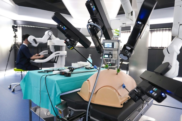 Un homme pilote le robot chirurgical baptisé 