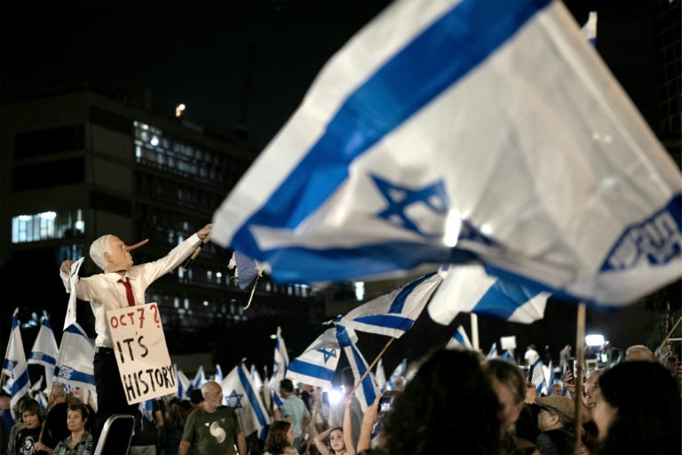 Un manifestant portant un masque du Premier ministre israélien Benjamin Netanyahu lors d’un rassemblement antigouvernemental à Tel-Aviv, le 24 octobre 2026